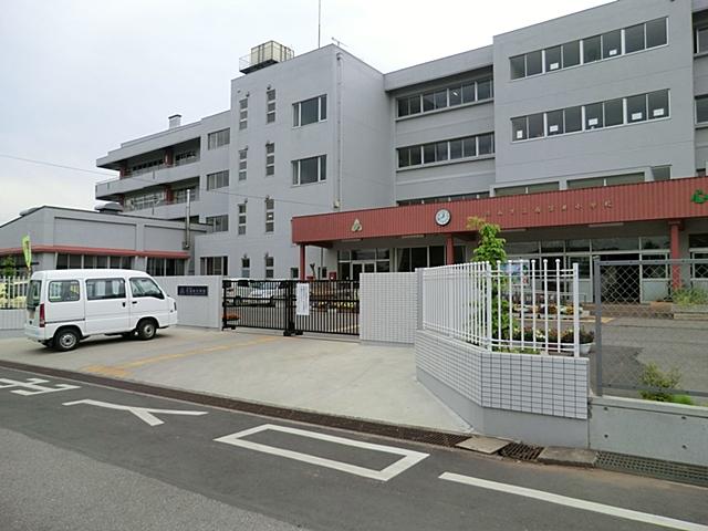 Primary school. Nagareyama Municipal Nishifukai to elementary school 320m