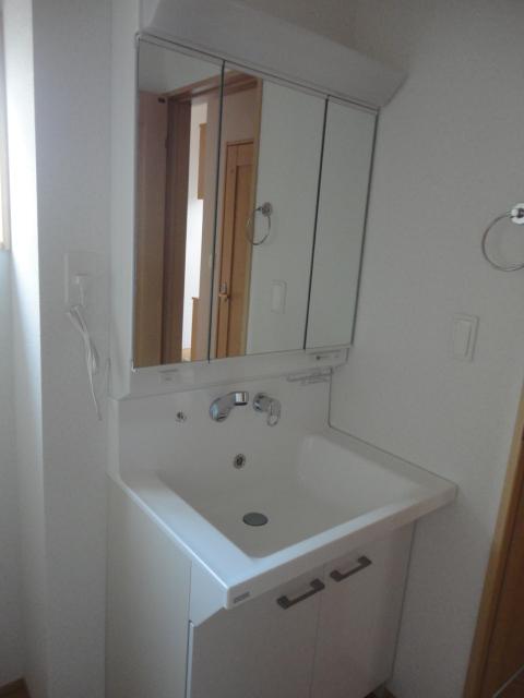Wash basin, toilet.  ◆ Vanity triple mirror certain types of cleanliness.
