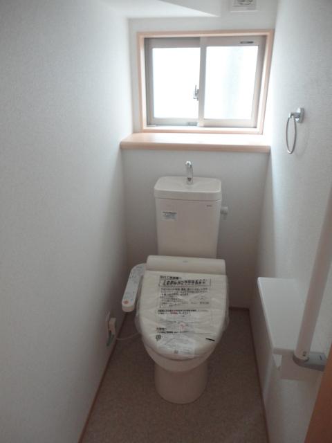 Toilet.  ◆ Toilet is with the washlet.