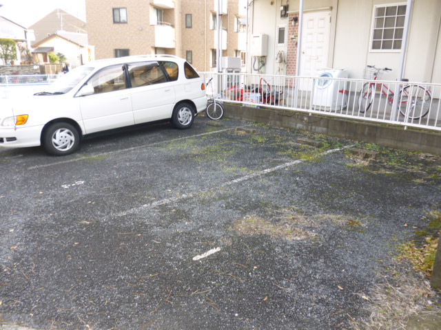 Parking lot. On-site parking 5,000 yen