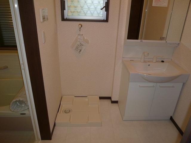 Wash basin, toilet. Building 2 room (November 1, 2013) Shooting