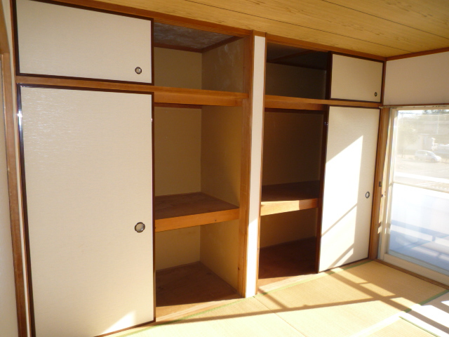 Receipt. Closet of the Japanese-style room has two locations. It is placed and futon in the family