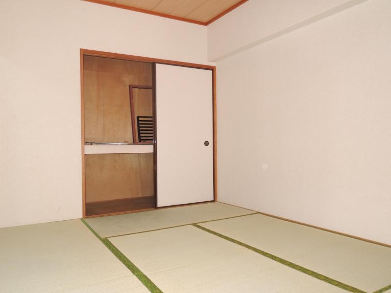 Living and room. It is still Japanese-style room is good