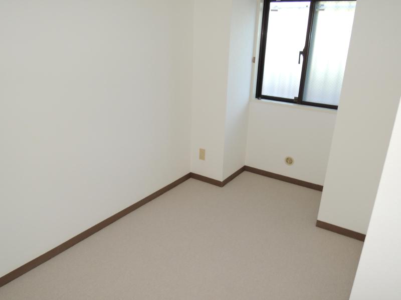 Other room space. It is located in a quiet residential area