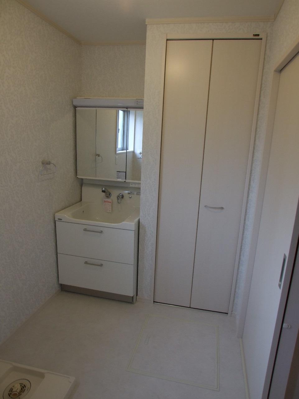 Wash basin, toilet. 1 Building, Wash