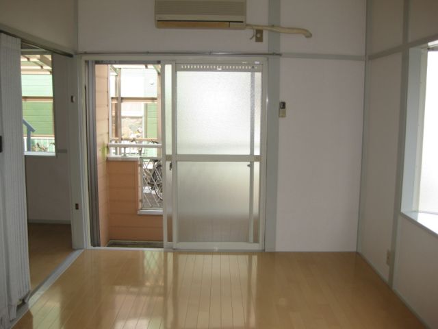 Living and room. Western-style 6 Pledge, It is with bay window.