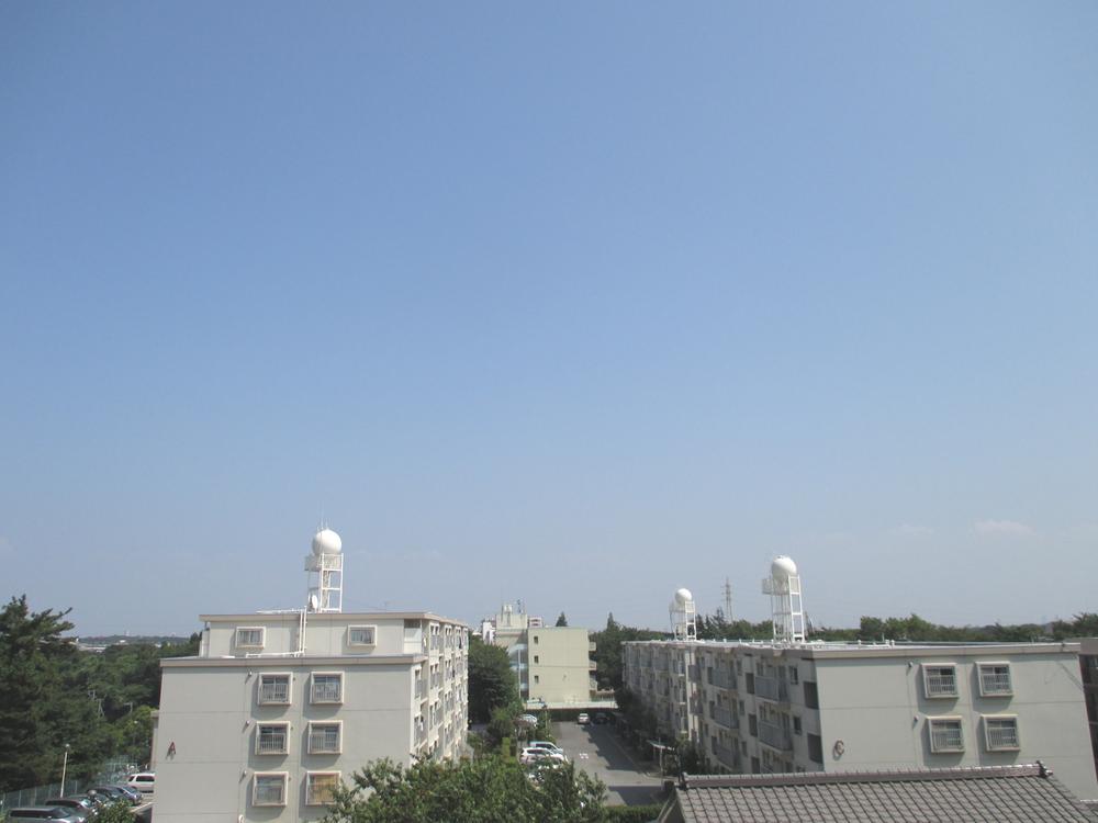 View photos from the dwelling unit. View from the living room (2013 August shooting)