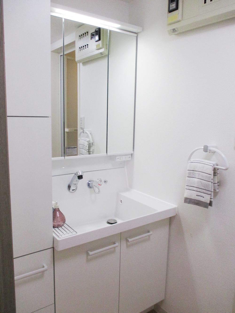 Wash basin, toilet. Vanity with storage (2013 August shooting)