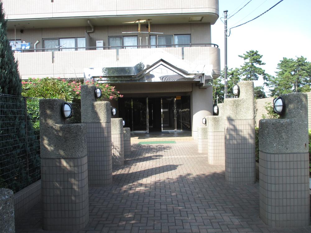 Entrance. Entrance approach (2013 August shooting)