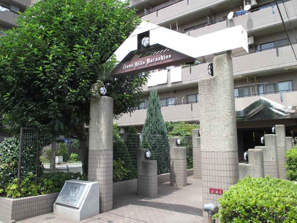 Entrance. Entrance (2013 August shooting)