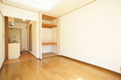 Living and room. There is a type of the storage closet in 6 Pledge of Western-style.