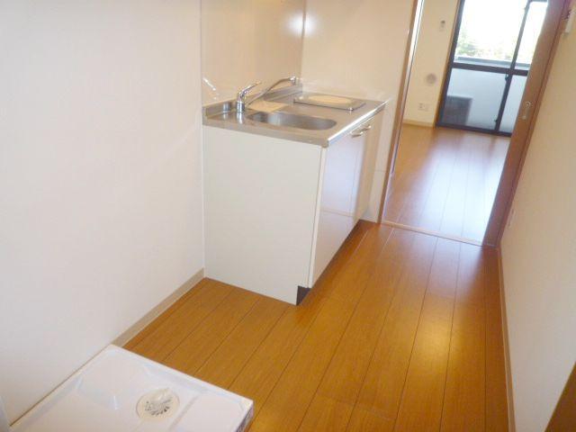 Entrance. Entrance space ・ Also spacious kitchen space.