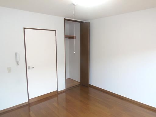 Living and room. It is with storage of 8 tatami rooms.