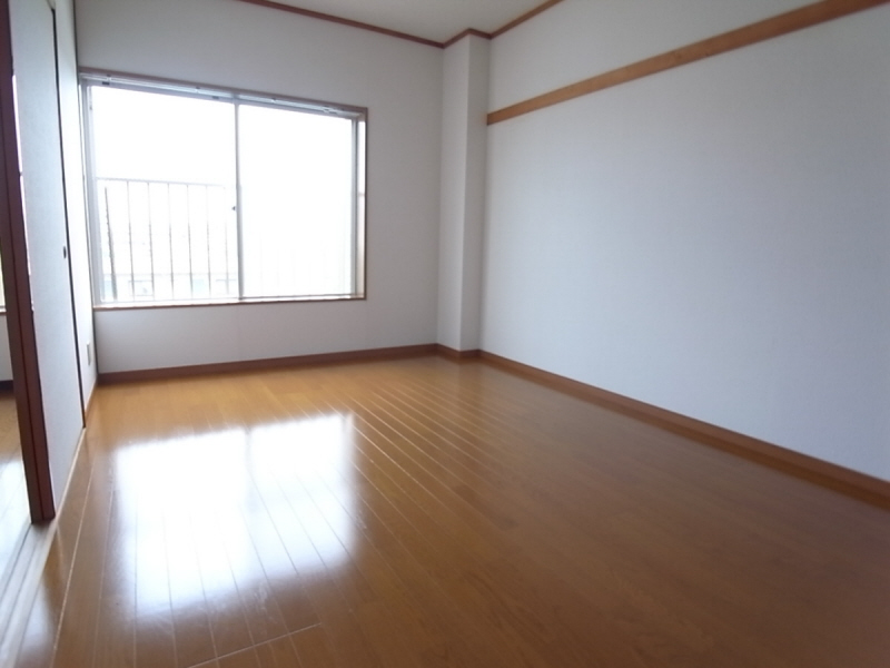 Living and room. Bright room in the east! It is life-friendly environment