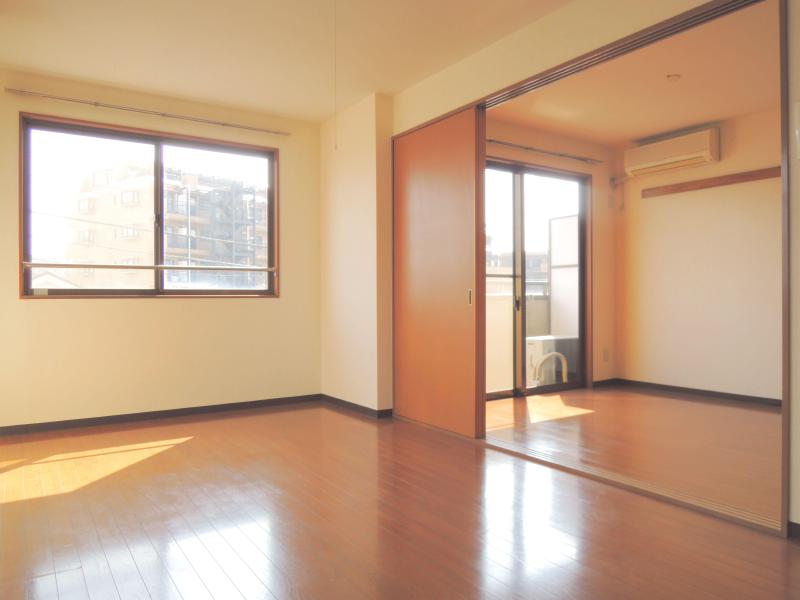 Other room space. Sunny ・ Happy air-conditioned rooms