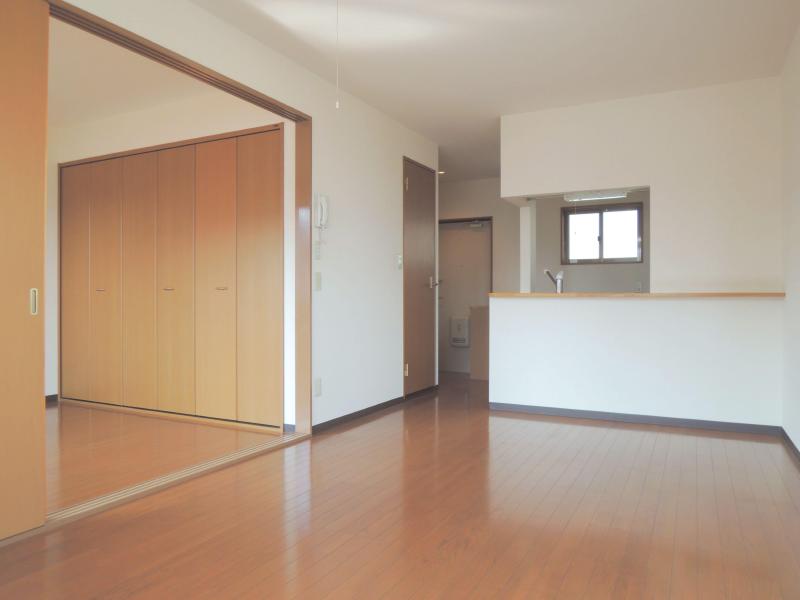 Living and room. Spacious living room 12 Pledge ・ Respectable interior
