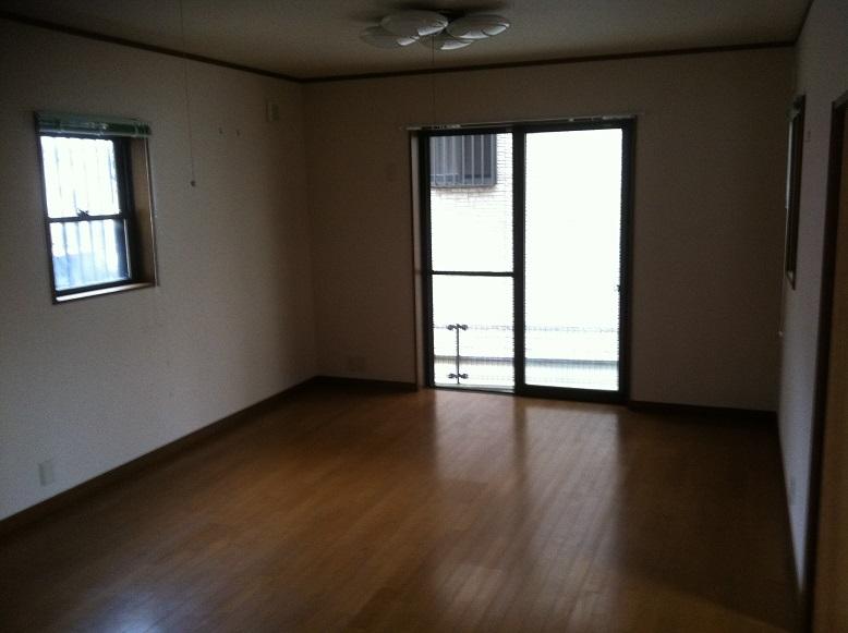 Living. There is a Japanese-style room next to, If open wider 20 Pledge of space. (living)