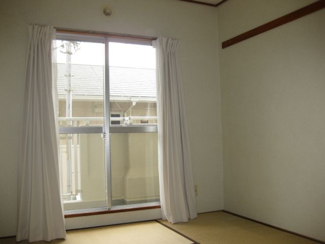 Living and room. There is also a Japanese-style room.