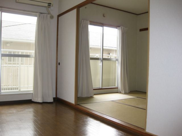 Living and room. Large windows, It is the entire room is bright ☆