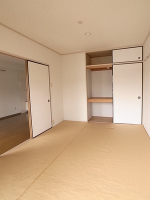 Living and room. This Japanese-style room! I put a sheet as a sunburn