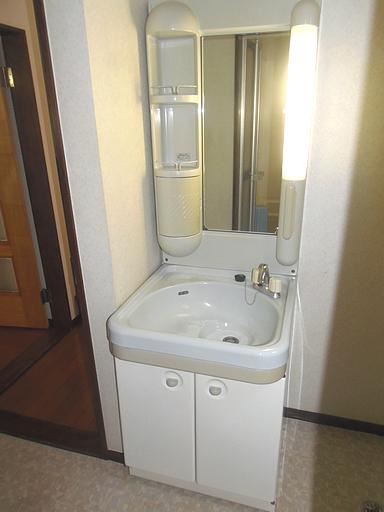 Washroom. Convenient independent wash basin!