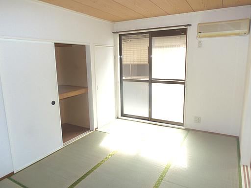 Living and room. There is also a Japanese-style room. I will calm.