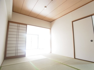 Living and room. You can use Japanese-style room as a bedroom in the drawing-room.