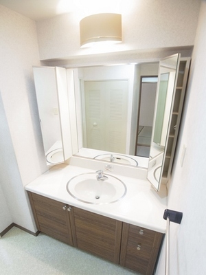 Washroom. Convenient independent wash basin in the three-sided mirror. Dressed you Hakadori.