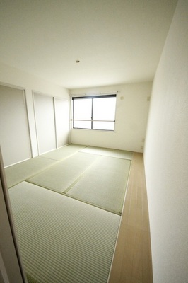 Living and room. 1 room want Japanese-style space