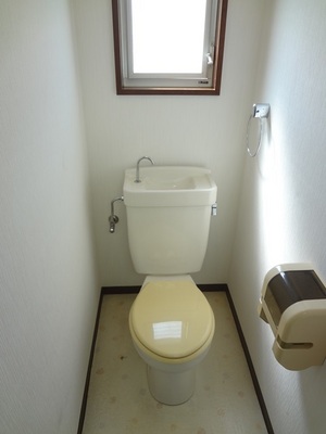 Toilet. Happy, bus ・ It is another toilet. ventilation ・ With a convenient window to daylight.