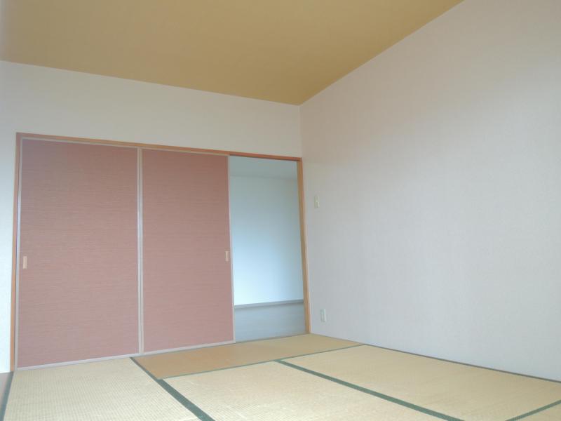 Other room space. Day is also good ・ Japanese-style space calm