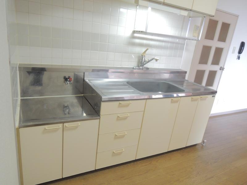Kitchen. Also spacious kitchen space, It is a popular city gas