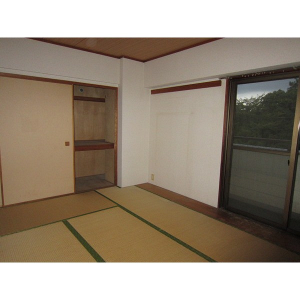 Other room space. There is also a Japanese-style room! 