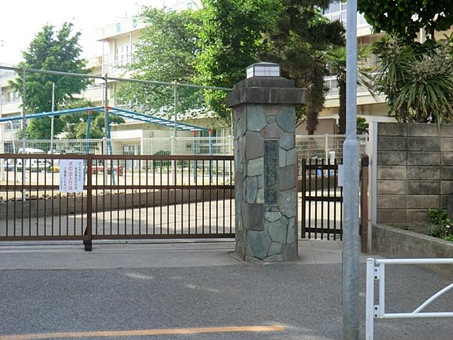 Primary school. 1100m to Okubo Elementary School