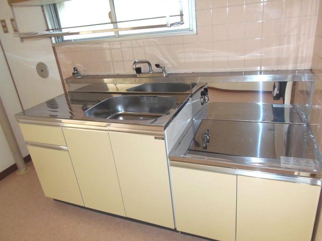 Kitchen. It is a kitchen with a window. Gas stove can be installed.