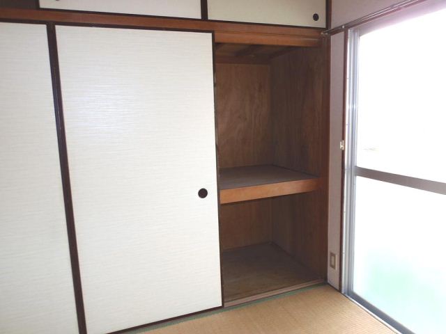 Receipt. It is a closet of the Japanese-style room. Plenty of storage in the upper closet with.