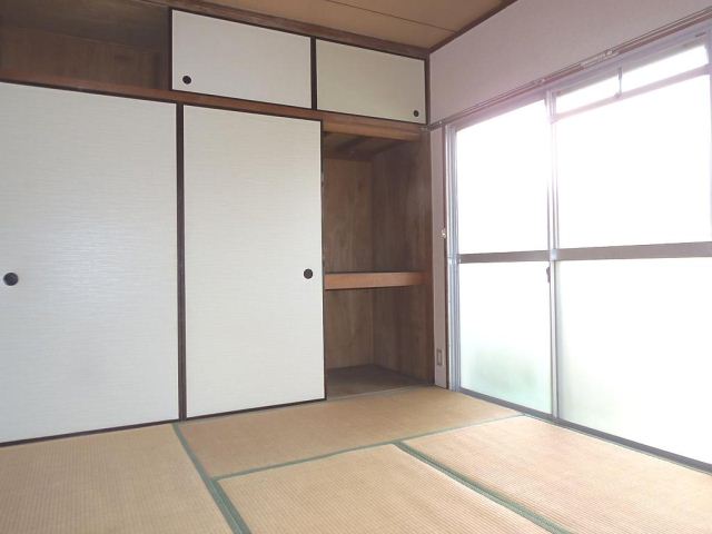 Living and room. It is about 6 Pledge of Japanese-style southwestward. 2 is Menmado.