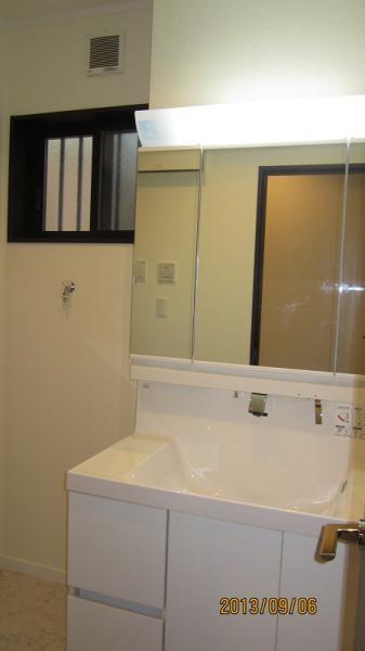 Wash basin, toilet. Three-sided mirror. Eco faucet nozzle. Do not forget small consideration