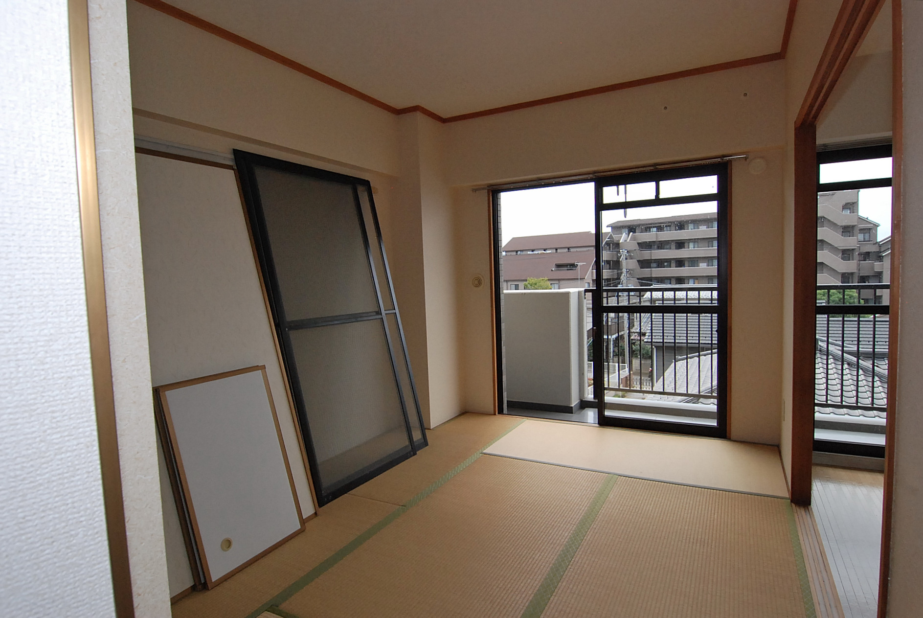 Other room space. Japanese-style room 6 quires Sunny Japanese-style room 6 quires.