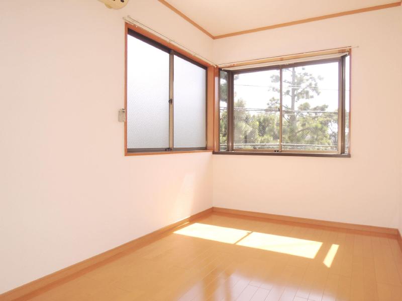 Living and room. It is a bright room in all rooms Corner Room.