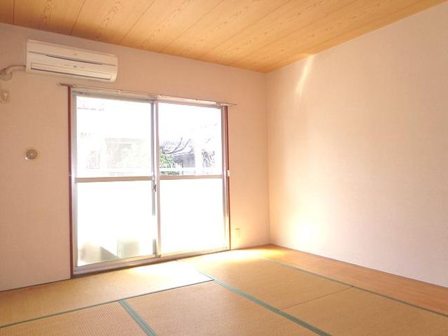 Living and room. There is also a Japanese-style room. I will calm.