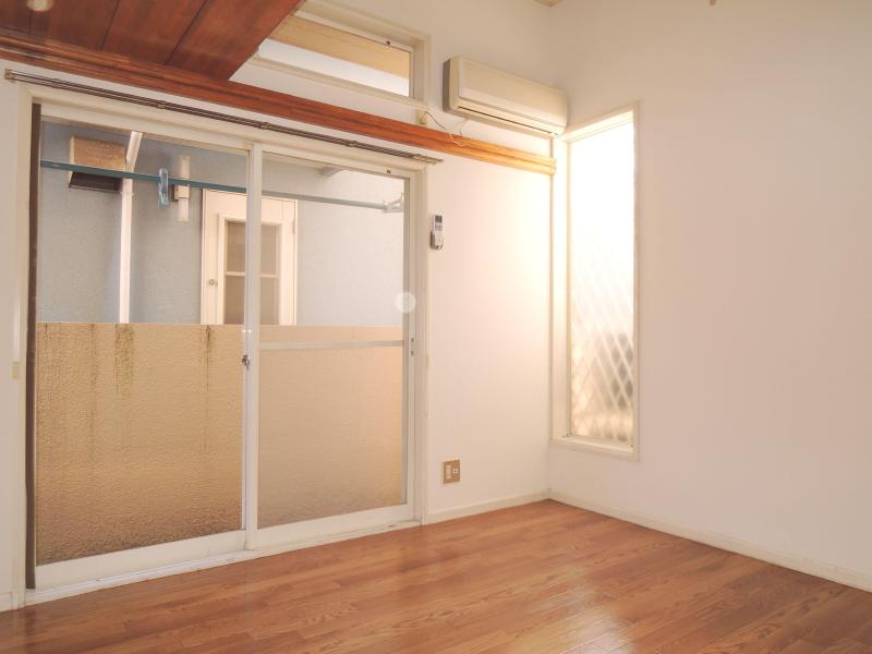 Living and room. 9-minute walk from the popular Keisei Okubo Station to students.