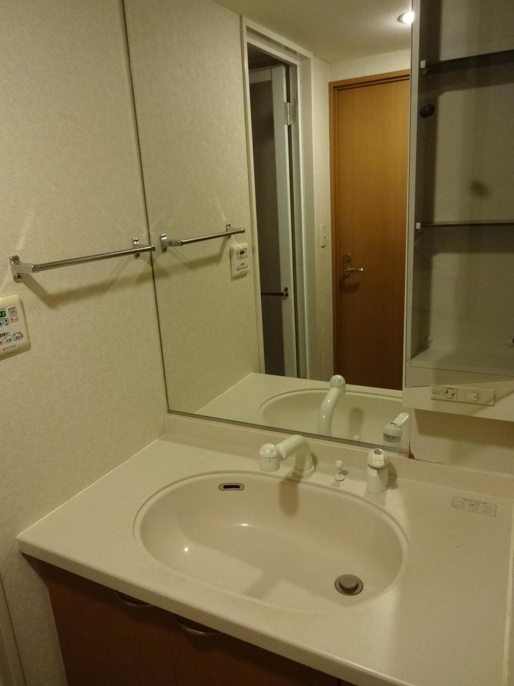 Wash basin, toilet. Indoor (12 May 2013) Shooting