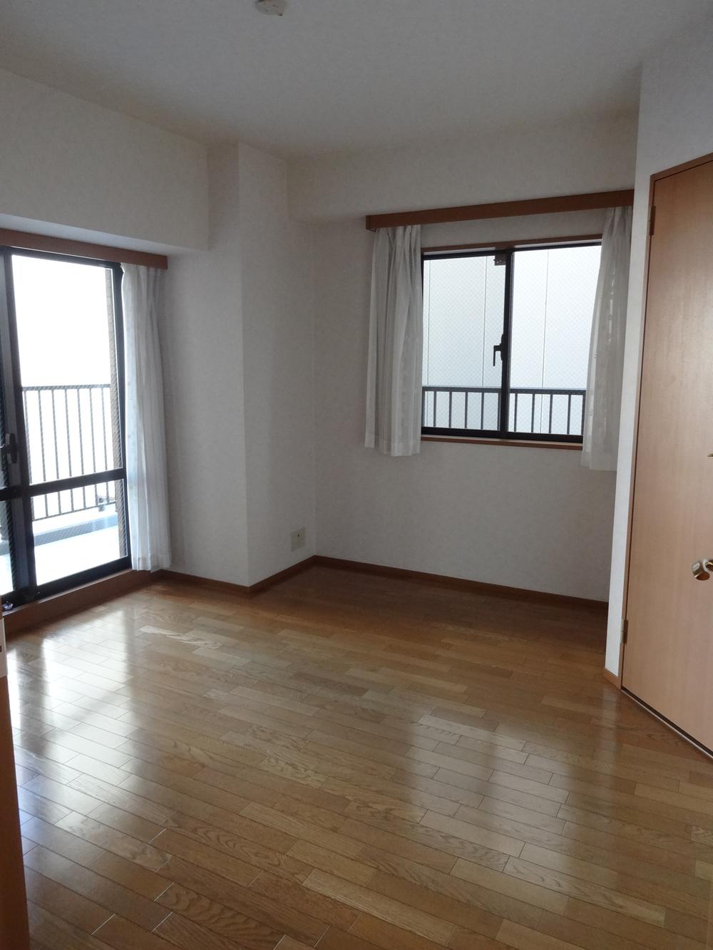 Non-living room. Indoor (12 May 2013) Shooting