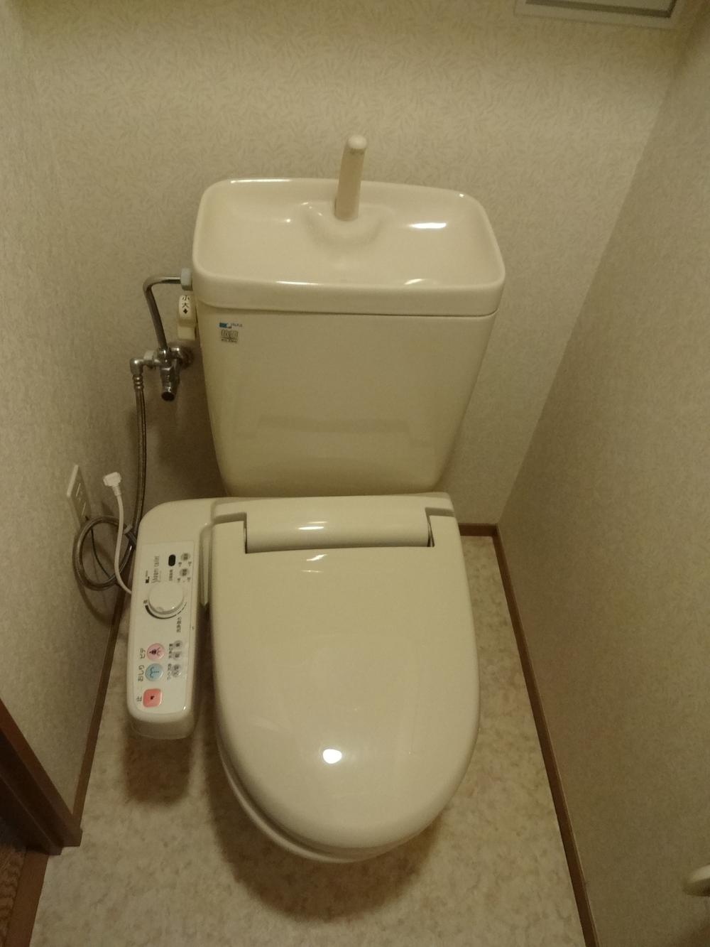 Toilet. Indoor (12 May 2013) Shooting