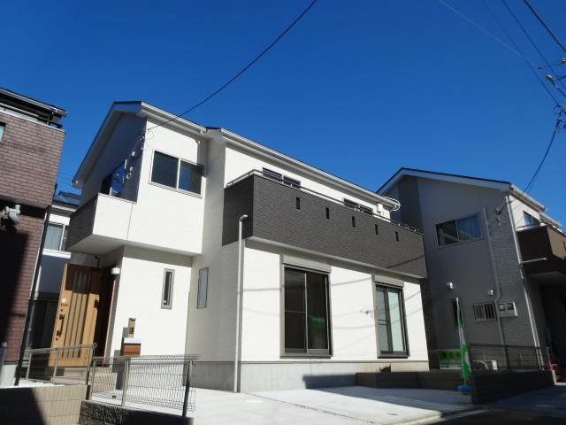 Local appearance photo. 5 Building Appearance: good per sun in the south road (width 5m) (12 May 2013) Shooting