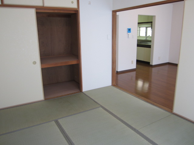 Living and room. South 6-mat Japanese-style