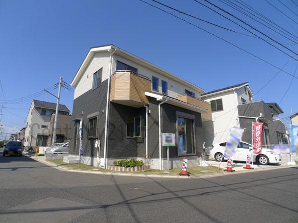 Local photos, including front road. Overall