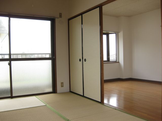 Living and room. Photos from Japanese-style Western-style
