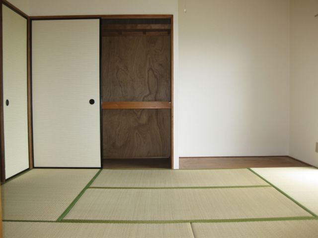 Living and room. Is a Japanese-style room of storage.